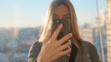 Milenyum kadınları akıllı telefondan selfie çeker.