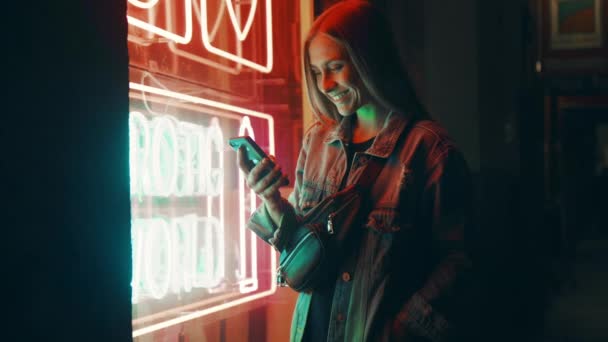 Millennial femme utiliser l'application téléphonique et le texte la nuit — Video
