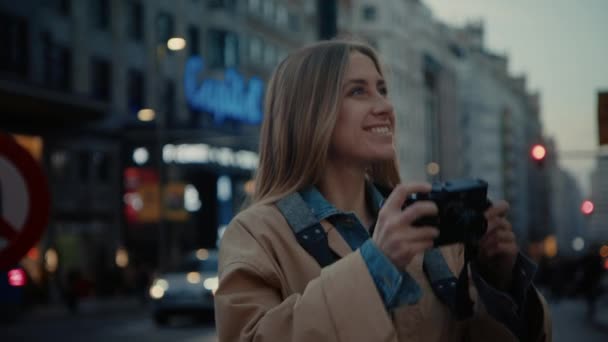 Jonge reizen blogger vrouw op drukke stad straat — Stockvideo