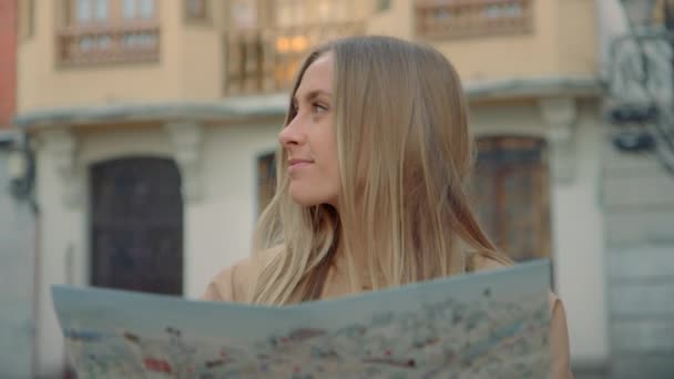 Wanita muda dengan peta kota di kota tua eropa — Stok Video