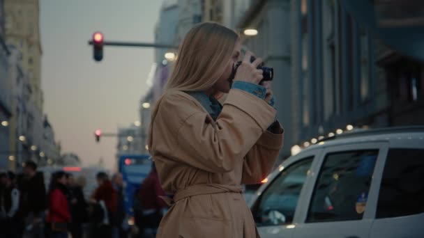 Молода подорожуюча блогерка на зайнятій міській вулиці — стокове відео