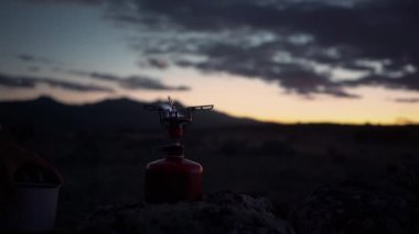 Adam geceleri gaz ocağında su ısıtıyor.