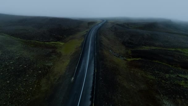 Moody épico estrada nebulosa na montanha na Islândia — Vídeo de Stock