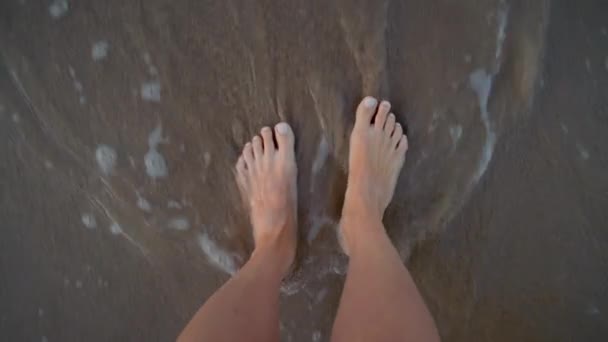 Mulher pé descalço na praia de areia em ondas — Vídeo de Stock