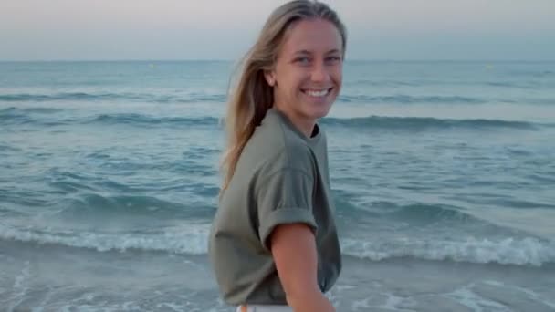 Echt authentische Millennials spazieren am Strand — Stockvideo