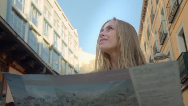 Junge Frau mit Stadtplan in alter europäischer Stadt — Stockvideo