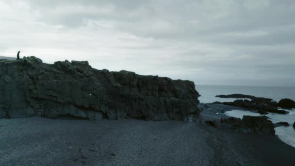 Silhouette eines einsamen Mannes am leeren dunklen Sturmstrand — Stockvideo