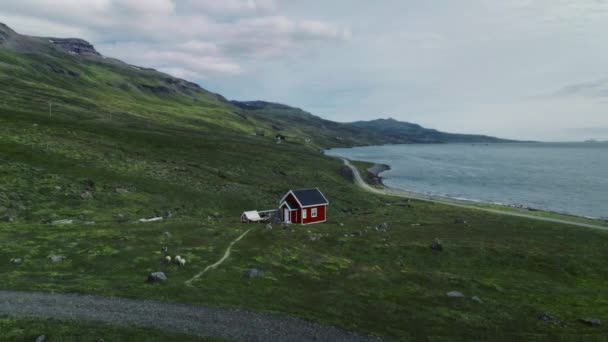 Kleines rotes Haus an der Fjordlandschaft in Skandinavien — Stockvideo
