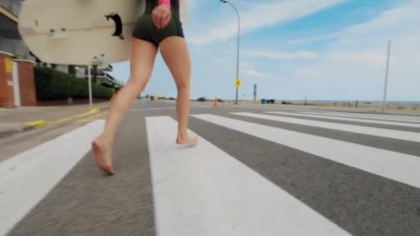 Joven hermosa mujer con tabla de surf en la playa — Vídeos de Stock