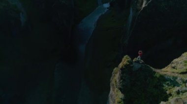 Uçurumun kenarındaki adamın destansı sinematik çekimi