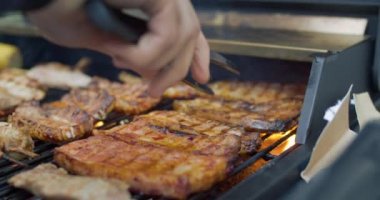 Arkadaşları ve ailesi arka bahçede barbekü partisi veriyor.
