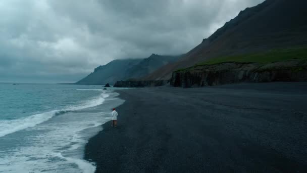 Silueta del hombre solitario en la playa vacía tormenta oscura — Vídeo de stock