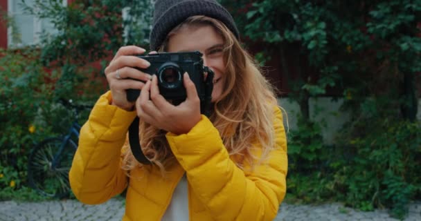 Portret van mooie millennial met analoge camera — Stockvideo