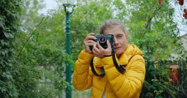 Porträt eines hübschen Millennials mit Analogkamera — Stockvideo