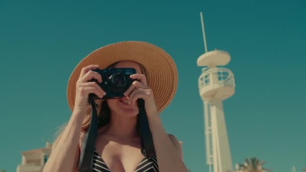 Cinematische film shot vrouw met camera op het strand — Stockvideo