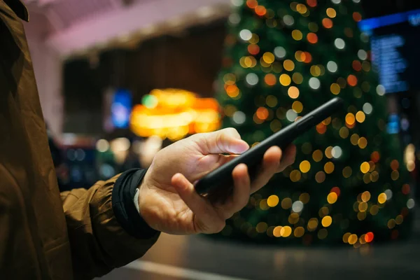 Man scroll through phone at central train station — Stock Photo, Image