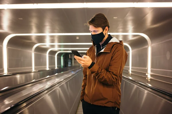 Jovem em máscara protetora no espaço público — Fotografia de Stock
