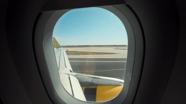 비행기 창문에서 비행기 날개를 타고 여행하는 모습 — 비디오