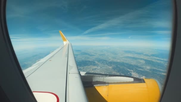 Widok z okna samolotu na skrzydle w powietrzu — Wideo stockowe