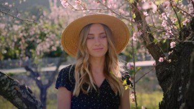 Meyve ağacı bahçesindeki güzel genç kadın.