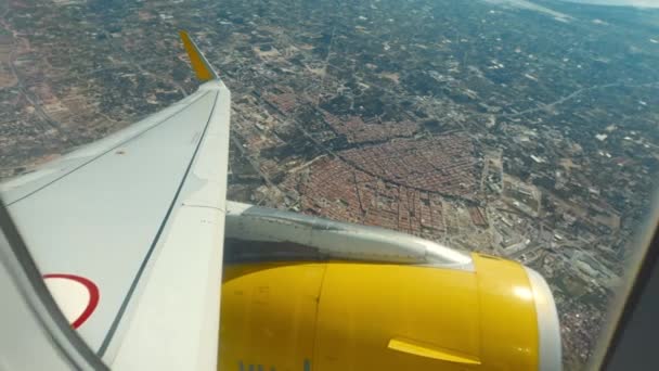 Blick aus dem Flugzeugfenster auf Flügel in der Luft — Stockvideo