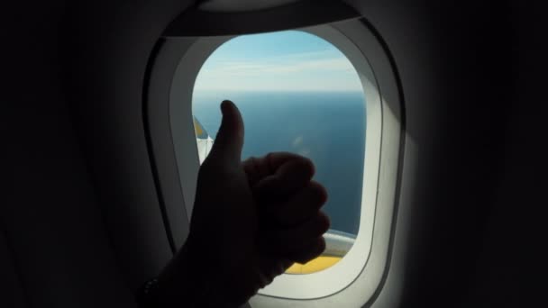 Вид из окна самолета на крыло в воздухе — стоковое видео