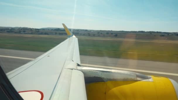 Cestovní pohled z okna letadla na křídle ve vzduchu — Stock video