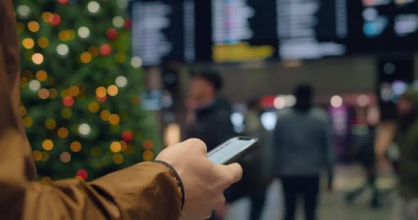 Информацию о задержках рейсов смотрите по телефону — стоковое видео