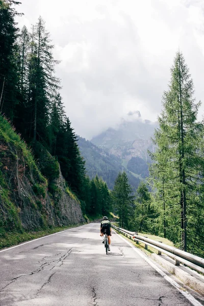 Professzionális közúti kerékpáros kerékpárút Alpokban — Stock Fotó