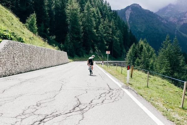 Ciclista de estrada profissional em viagem de bicicleta em alpes — Fotografia de Stock