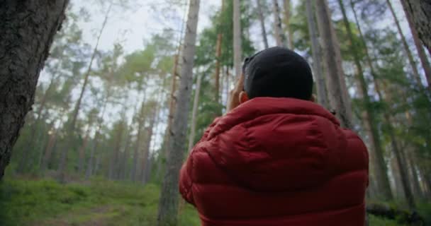 Фильм о хипстере-кочевнике по телефону в лесу — стоковое видео