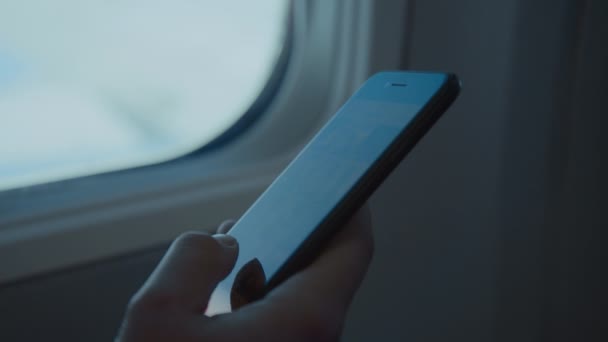 Γυναίκα χρήση smartphone με internet στο αεροπλάνο — Αρχείο Βίντεο