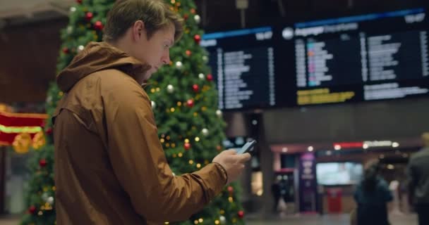 Man look at info horário tela no aeroporto — Vídeo de Stock