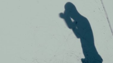 Savaşçının gölgesi havada bacağını tekmele, kendisiyle savaş.