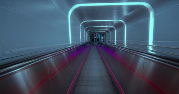 Leere futuristische saubere Laufstege im Flughafen oder Weltraum — Stockvideo