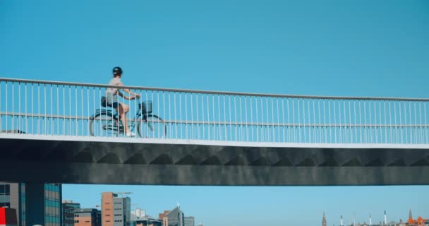 Viajantes de bicicleta na faixa de bicicleta segura na cidade de verão — Vídeo de Stock