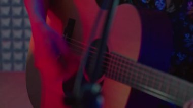 Kayıt stüdyosunda klasik gitarlı bir müzisyen