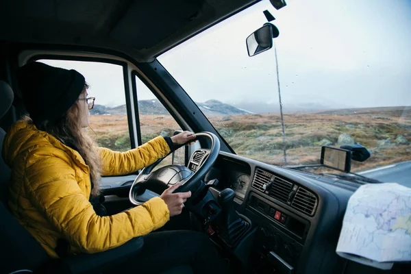 Jovem mulher viajar e dirigir camping RV van — Fotografia de Stock