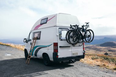 Klasik hipster kamp minibüsü, vanilya konsepti.