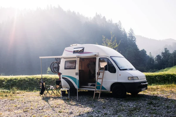 Vintage hipster camping van, conceito vanlife — Fotografia de Stock