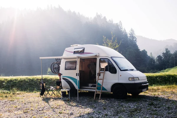 Klasik hipster kamp minibüsü, vanilya konsepti.