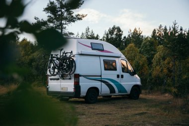 Klasik hipster kamp minibüsü, vanilya konsepti.