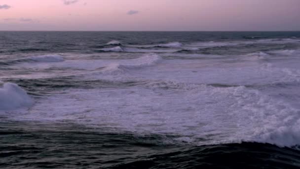 Vue épique majestueuse des vagues de tempête au coucher du soleil rose — Video