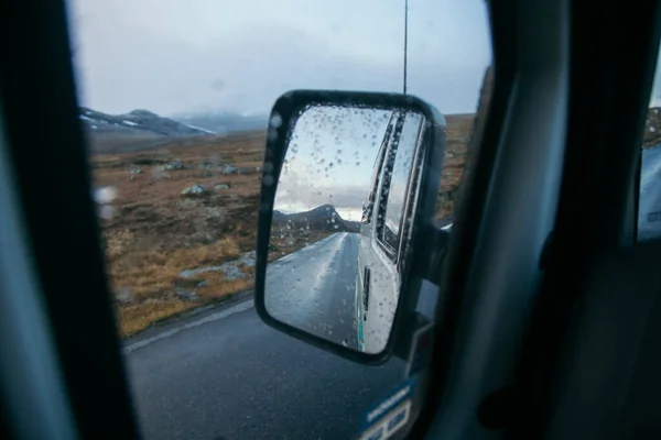 Espejo de vista lateral de camping van con carretera de montaña — Foto de Stock