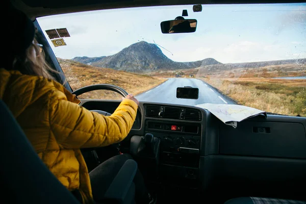 Jovem mulher viajar e dirigir camping RV van — Fotografia de Stock