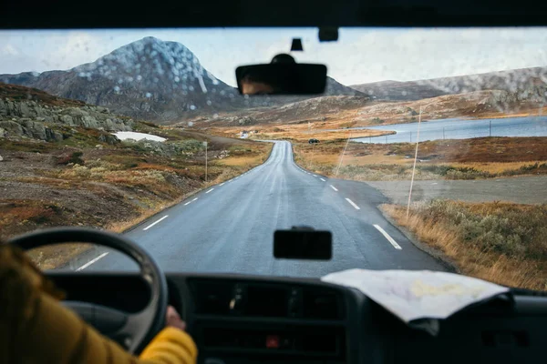 Mujer joven de viaje y conducir camping van RV —  Fotos de Stock