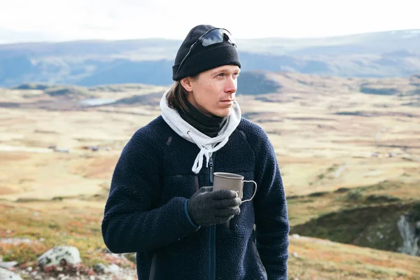 Retrato de um jovem viajando em uma caminhada na Noruega — Fotografia de Stock