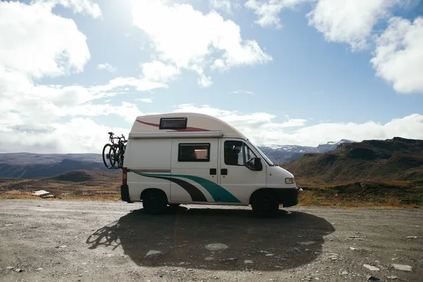 Vintage hipster camping van, conceito vanlife — Fotografia de Stock