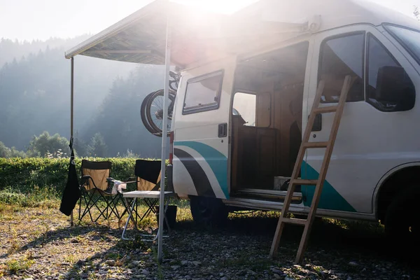 Klasik hipster kamp minibüsü, vanilya konsepti. — Stok fotoğraf