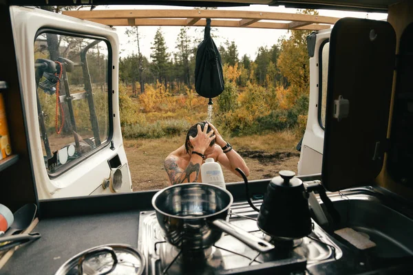 Drôle heureux jeune homme prendre une douche au camping-car — Photo